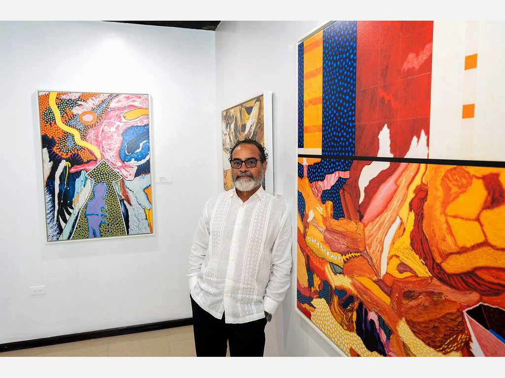 Cecilio, en la exposición de sus Giclées, Canyon Boutique Hotel, Barranquitas, PR, 2025