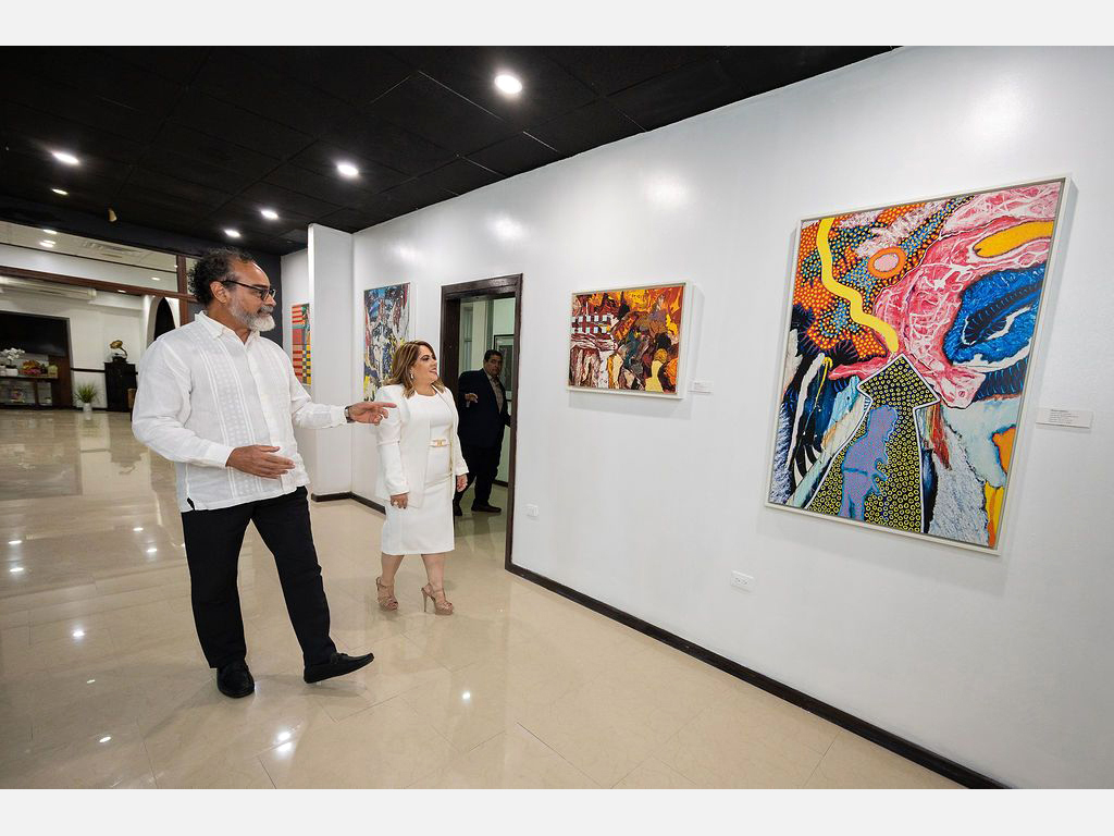 El artista acompañado de Rosita Rivera, propietaria del hotel